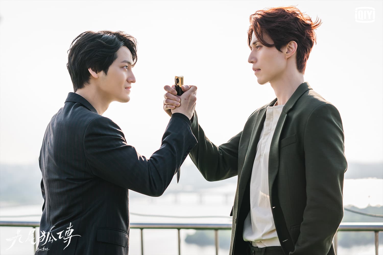 李棟旭（右）與金汎在《九尾狐傳》飾演同父異母的九尾狐兄弟。（愛奇藝海外站提供）