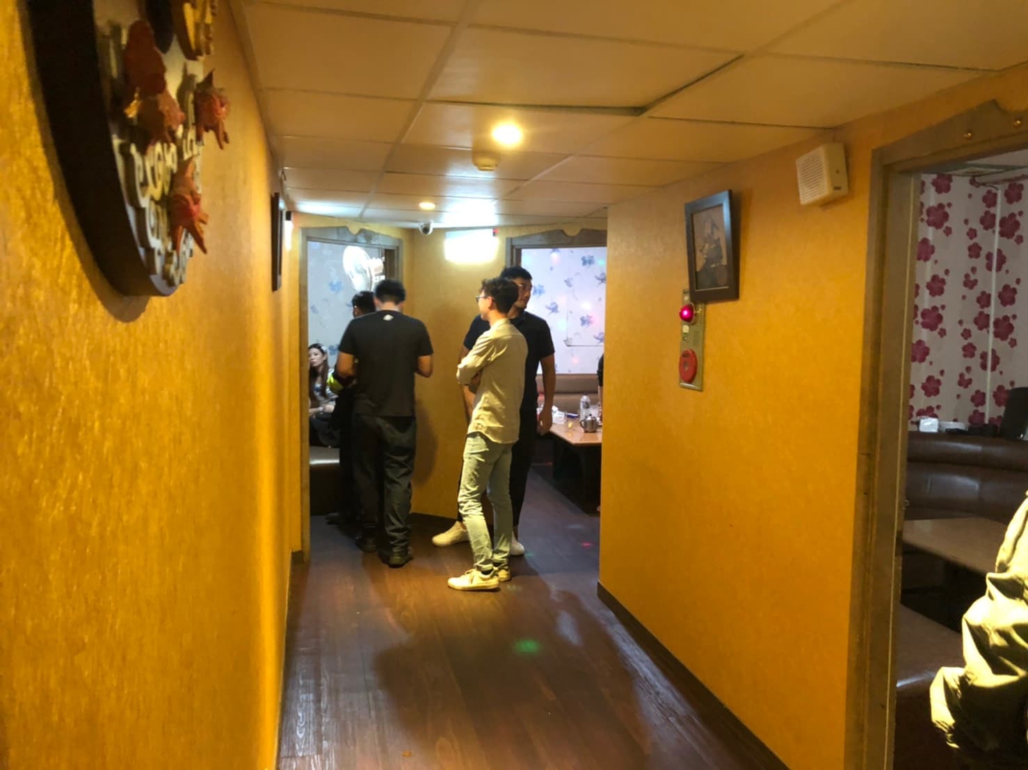 員警出示證件後，外籍兵團女侍忙搶上衣要披上。（警方提供）