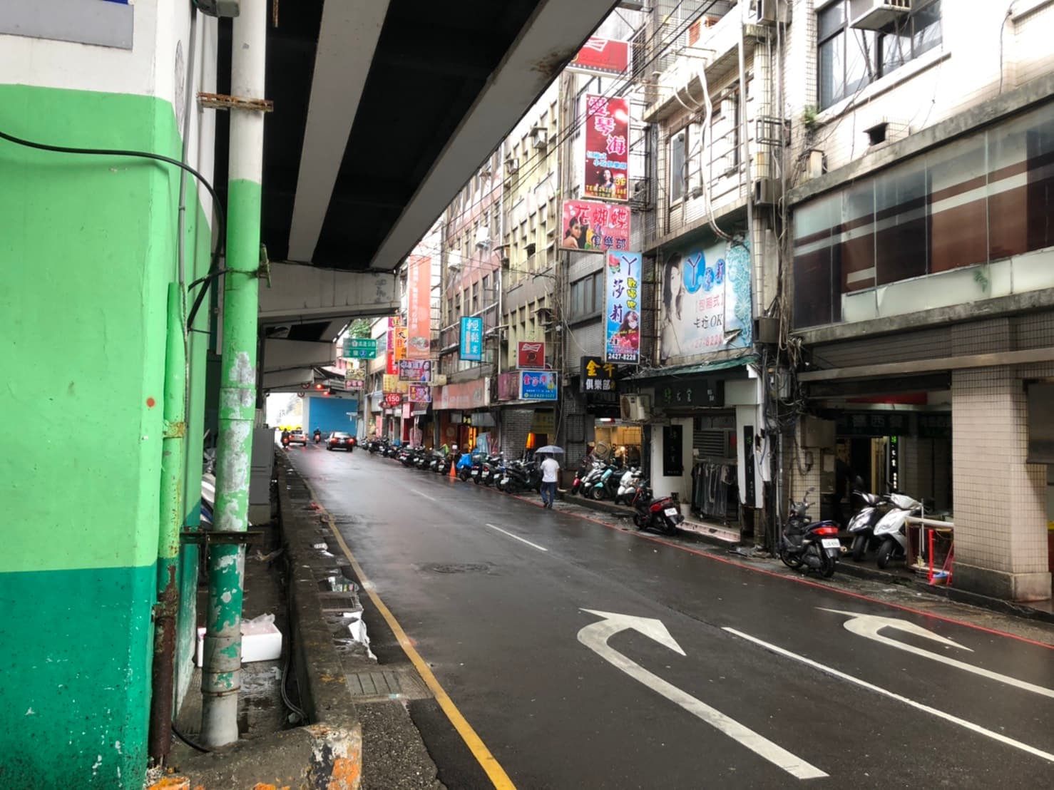 警察喬裝酒客進入包廂後，店家安排越南、大陸籍外配陪酒。（警方提供）