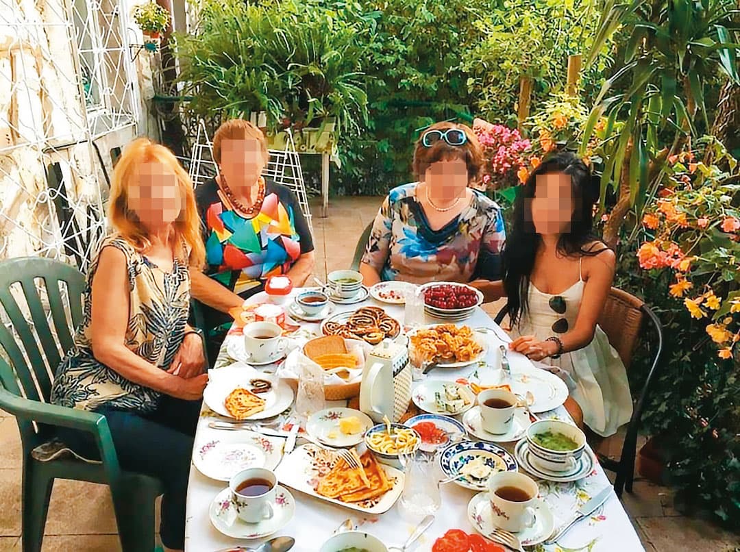 H小姐（右）2年前赴法國求學，與男友的母親、阿姨互動密切。（讀者提供）