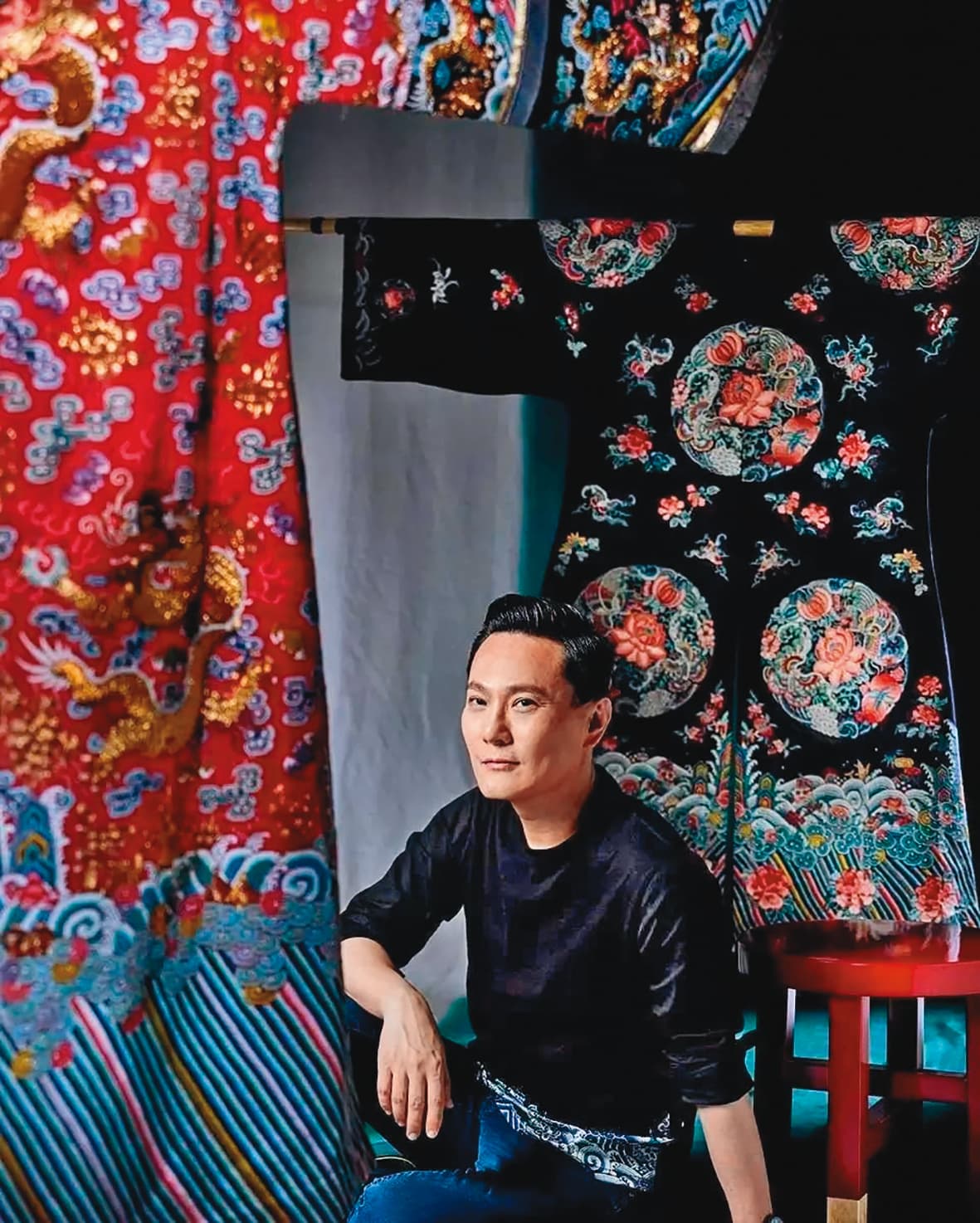 張信哲是骨董大收藏家，珍藏不少清代刺繡。（翻攝自張信哲臉書）