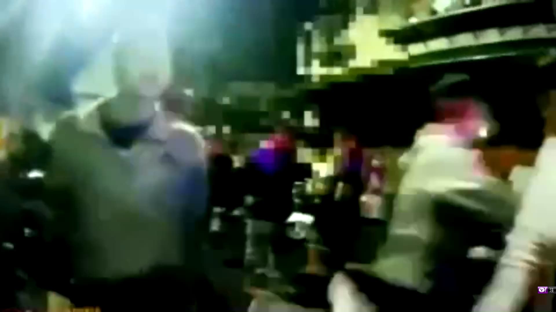 互看不順眼的木工吳男與水果行員工邱男持甩棍互毆。（警方提供）