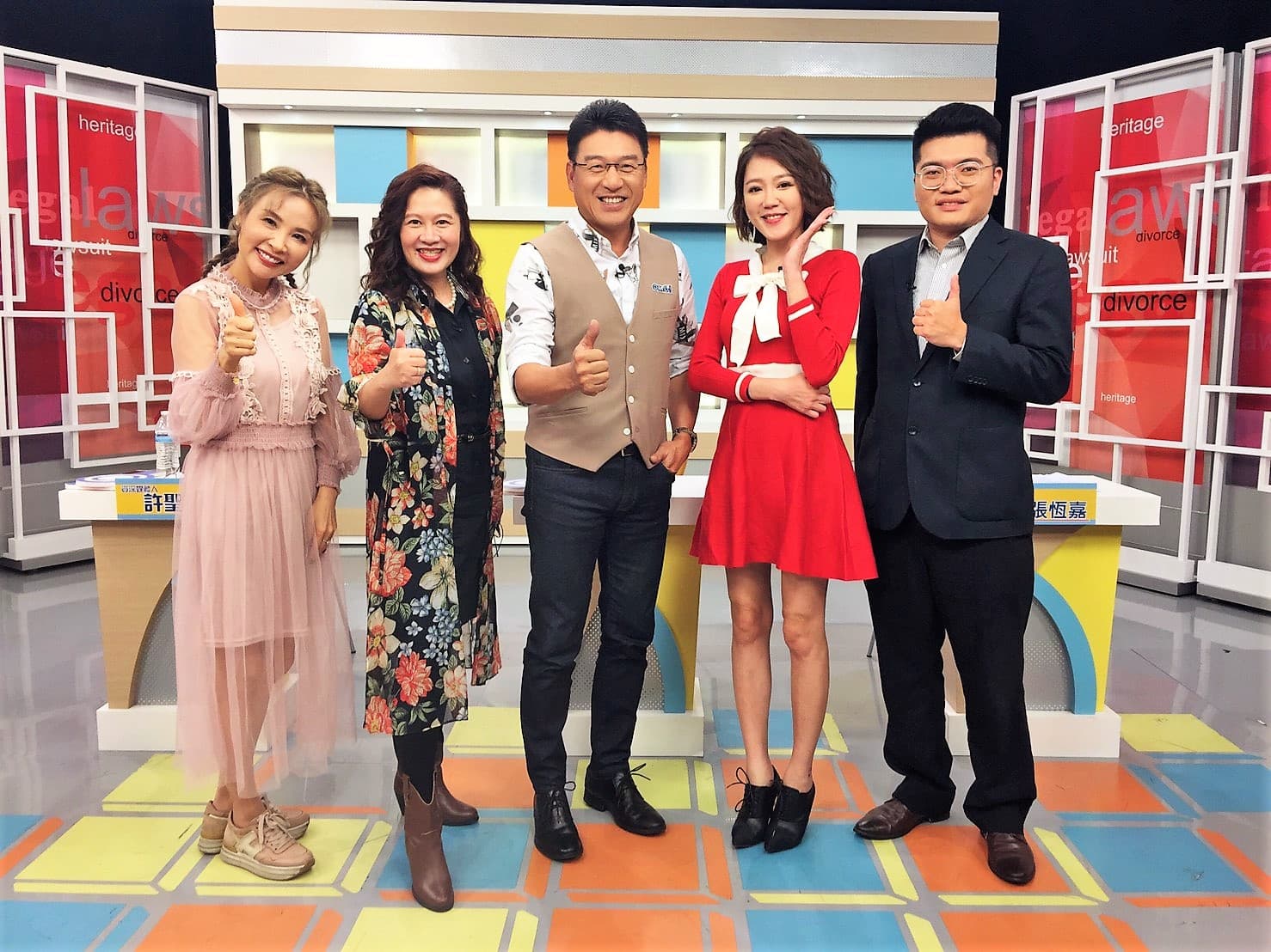 裴琳（右二）上《震震有詞》坦言回想過去吸毒、自殘種種荒唐行徑，感謝一路走來許多貴人給予幫助。（和展影視提供）