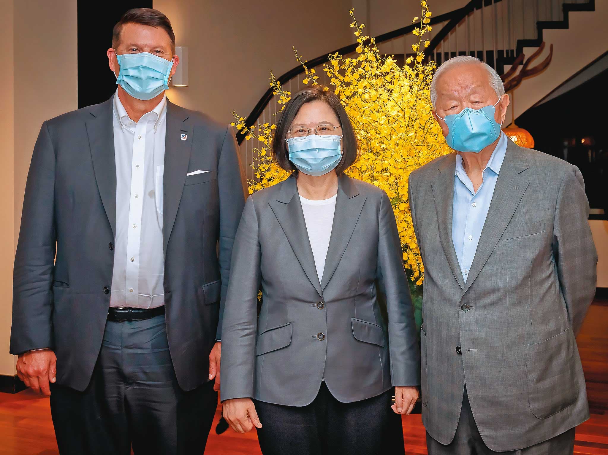 川普任內，台美關係升溫，蔡英文（中）9月曾宴請美國國務次卿柯拉克（左）及訪團，期許促進台美夥伴關係更友好。右為張忠謀。（總統府提供）