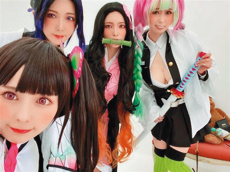 波多野結衣（左二）與閨密女優一起Cosplay《鬼滅之刃》，網友大讚「還原度超高」。