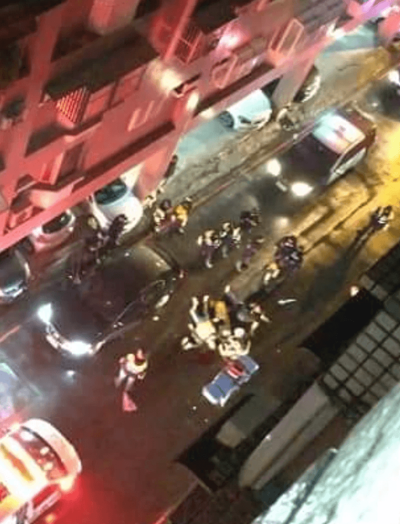 警消搶救上半身被車輾過的沈姓男子。（翻攝自「宜蘭大小事」臉書）