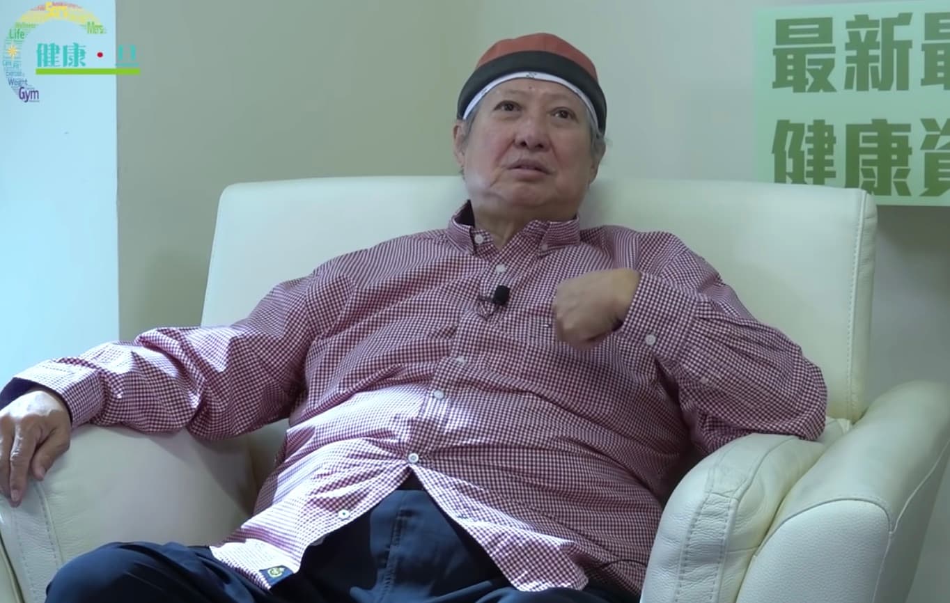 知名武打明星洪金寶近日流出「凸肚拄拐杖照」，引起許多粉絲關心。（翻攝健康旦 HiEggo頻道）