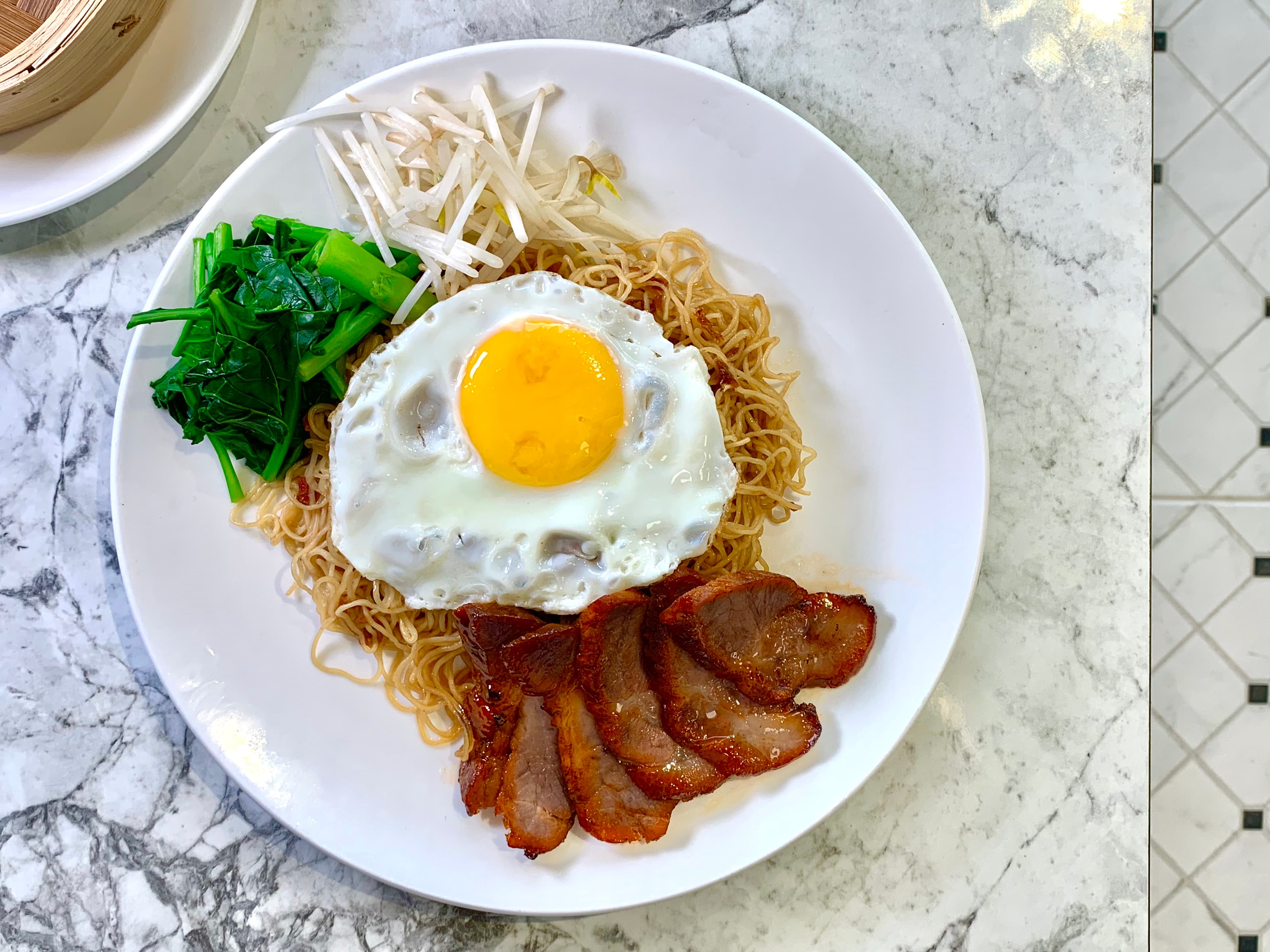 「叉燒XO撈麵」的麵體軟Ｑ，吸附干貝的鹹鮮味，叉燒肉蜜甜軟嫩。（250元／份）