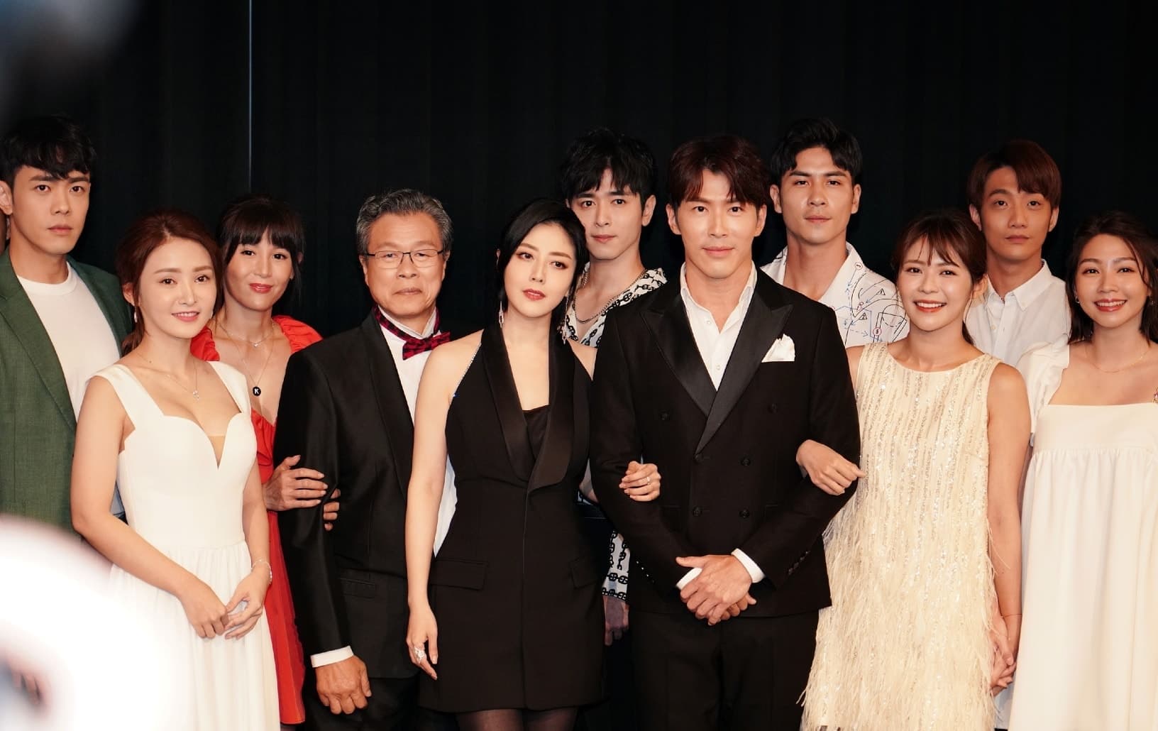 繼《家和萬事興》《甘味人生》和《金家好媳婦》，韓瑜（左5）、黃少祺（右5）兩人再次在《天之驕女》合作。（翻攝自韓瑜臉書）