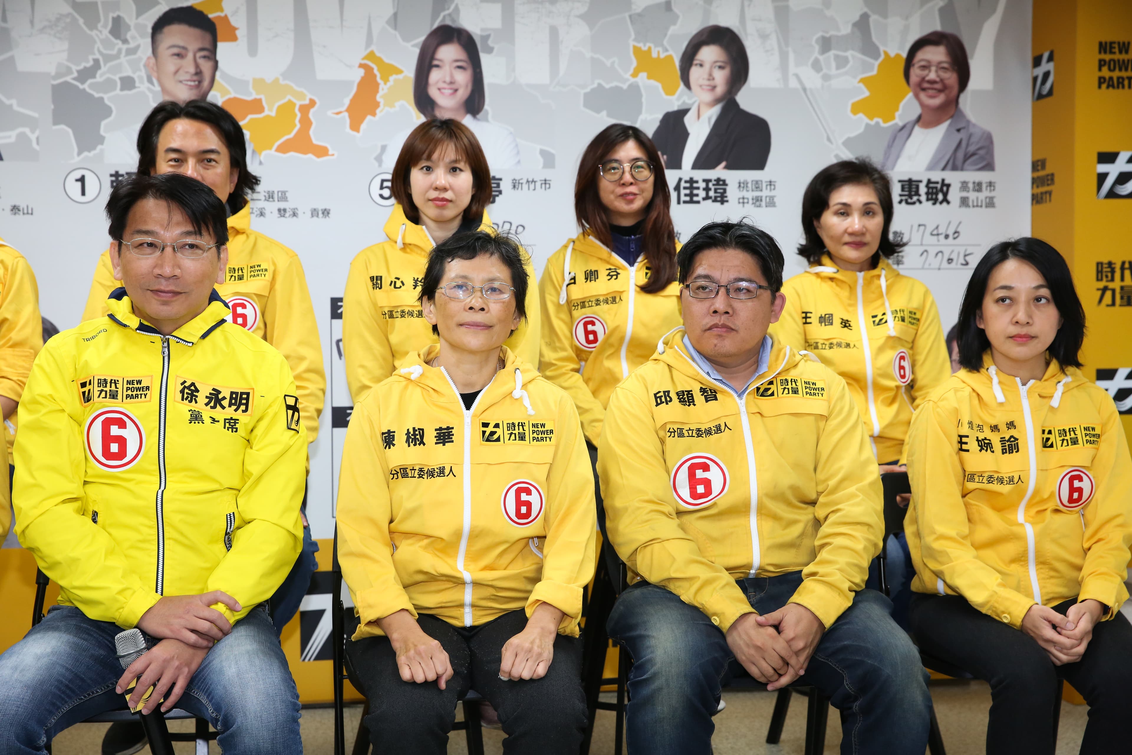 時代力量創黨以來第三任期內，一共有四位黨主席，包含代理主席邱顯智（前排右二）。（本刊資料照）