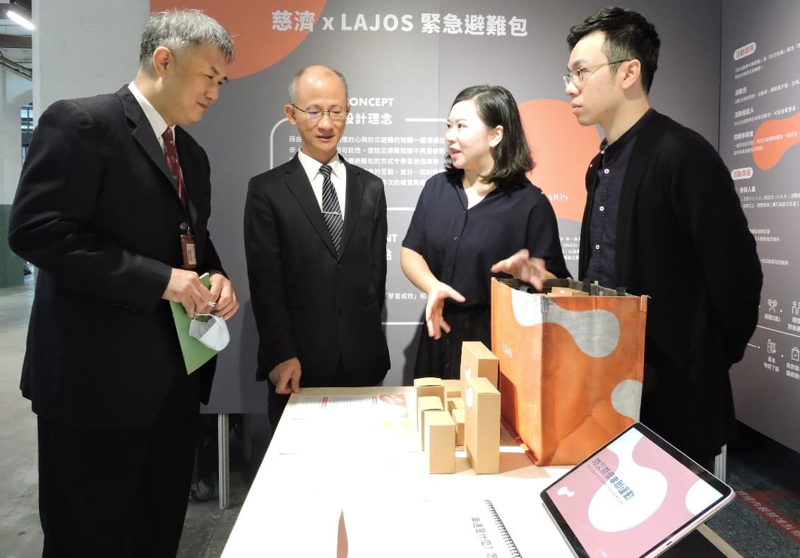 Lajos Design創辦人梁崇柏（右一）與設計師田應芃（右二）共同設計的防災教案及教具。（翻攝自慈濟）
