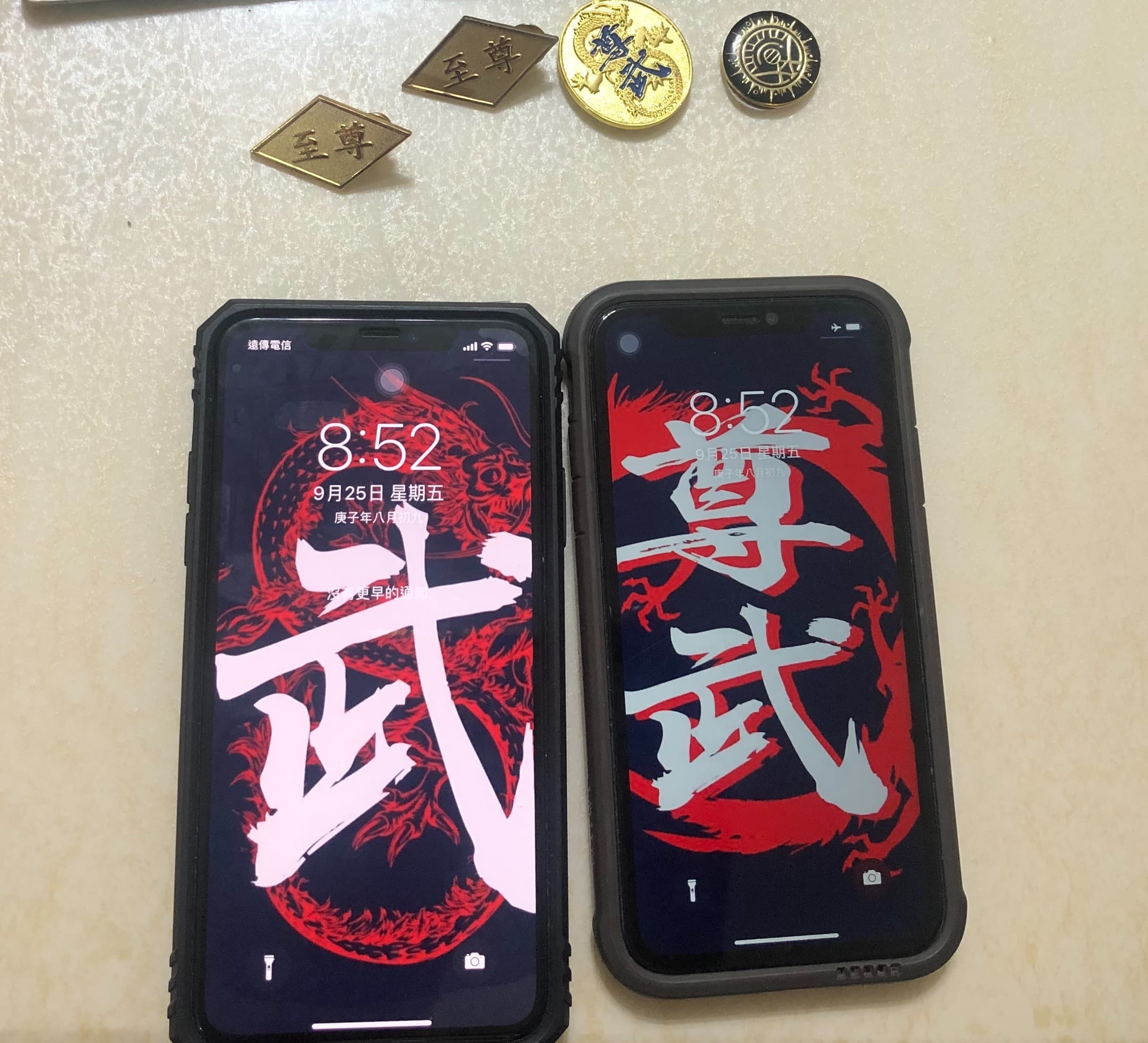 至尊盟設計徽章、T恤等幫派象徵物品，還設計手機桌布。（刑事局提供）