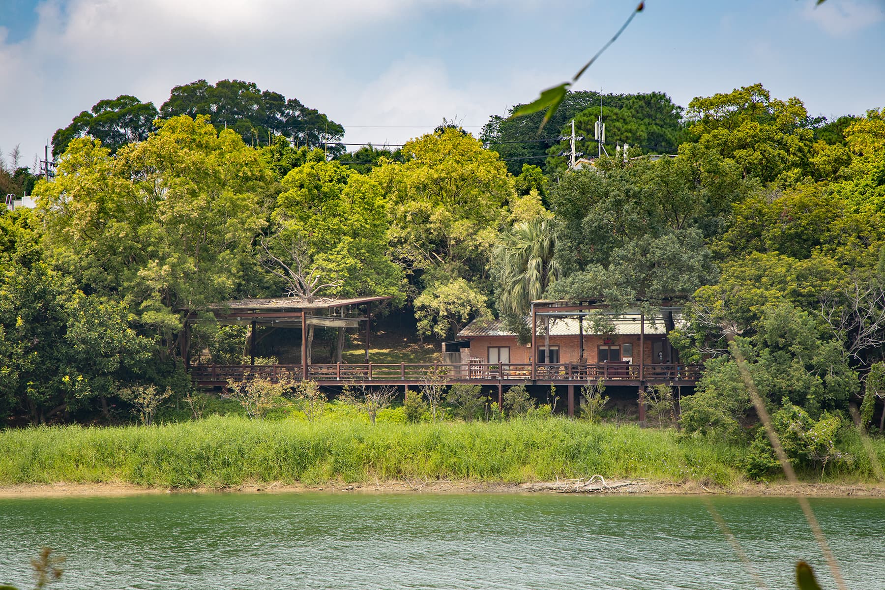 從寶山水庫環湖步道的另一側，能與沙湖壢藝術村遙遙相望。