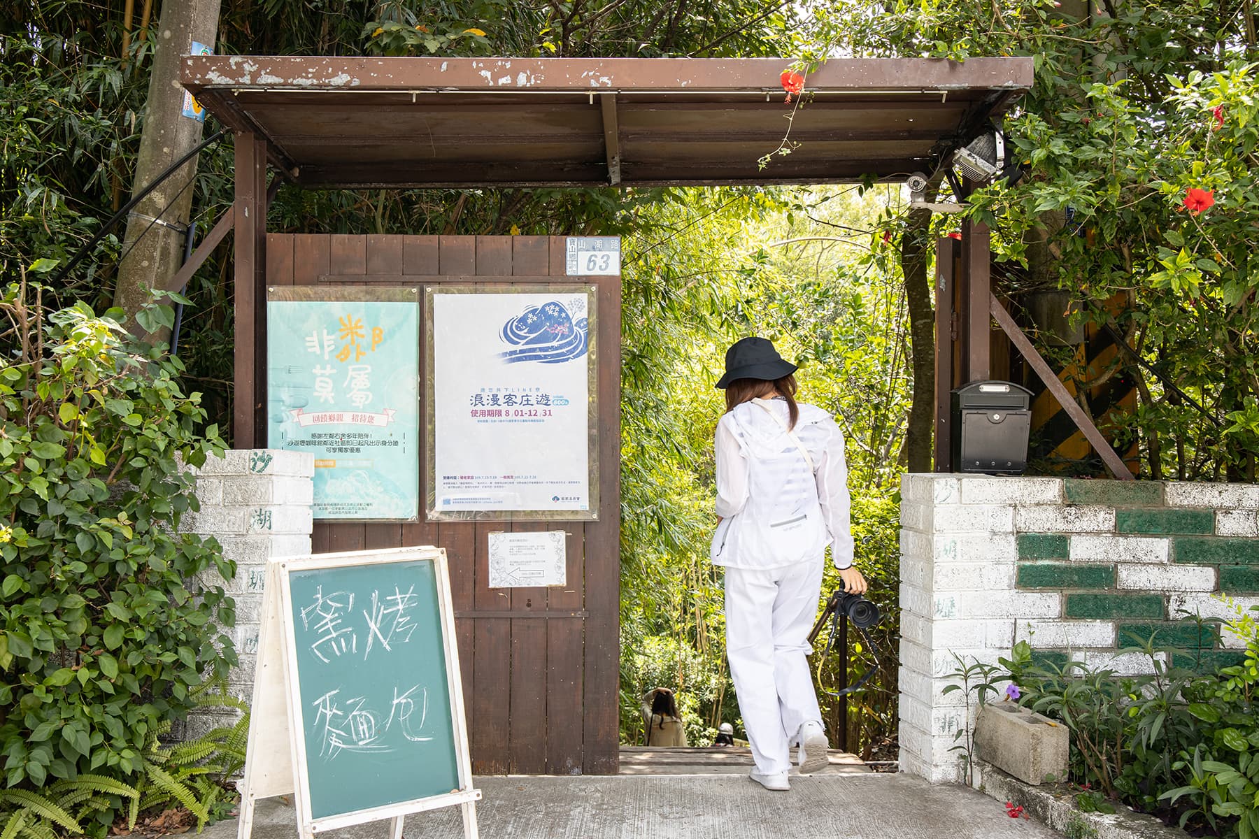「沙湖礫咖啡館」座落在寶山水庫旁。