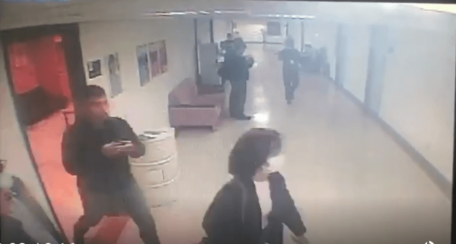 林穎孟步出議場與助理發生爭執，驚動在場議員和工作人員。（翻攝畫面）