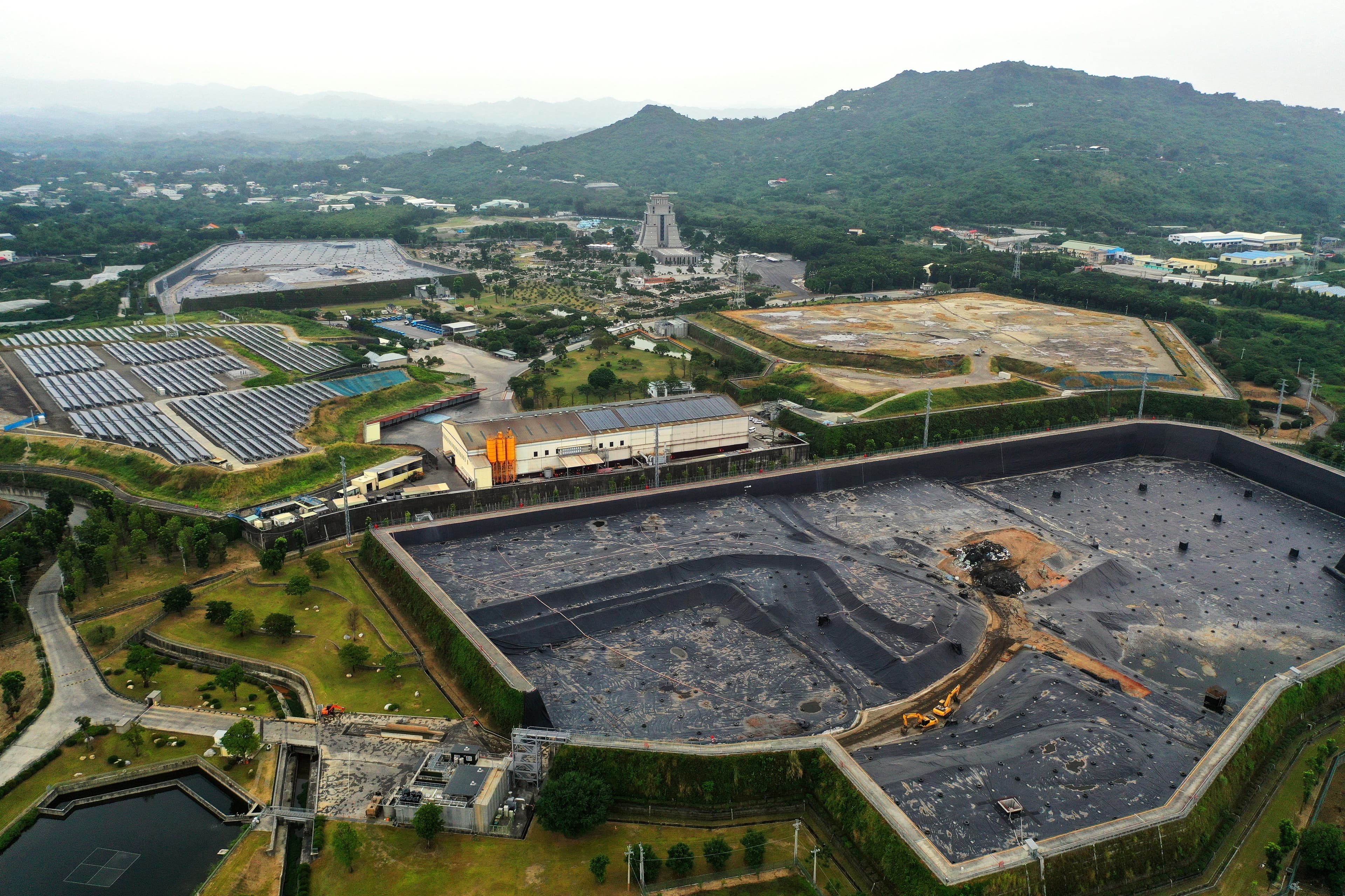 可寧衛旗下8座掩埋場都位於高雄岡山，一旁緊挨著楊家家族經營的墳墓與納骨塔，占地逾百公頃。