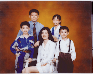 楊慶祥（後左）育有2子1女，楊永發（前右）是最小的兒子。（楊永發提供）