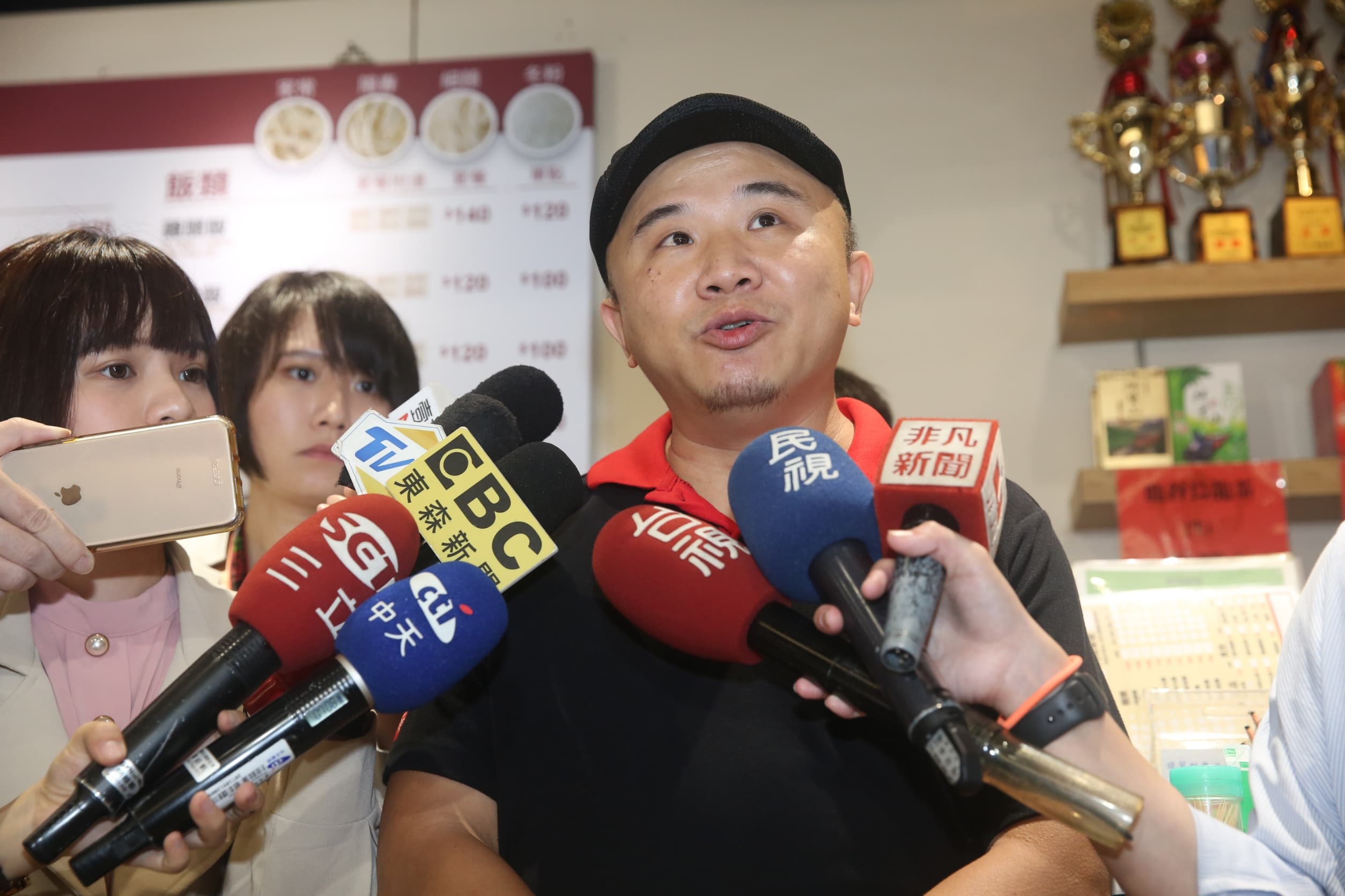 奪得2020「台北市牛肉麵饕味國際大比拚」紅燒組冠軍的「皇家傳承牛肉麵」昨天第一時間拿出零檢出證明，圖為老闆陳家斌。