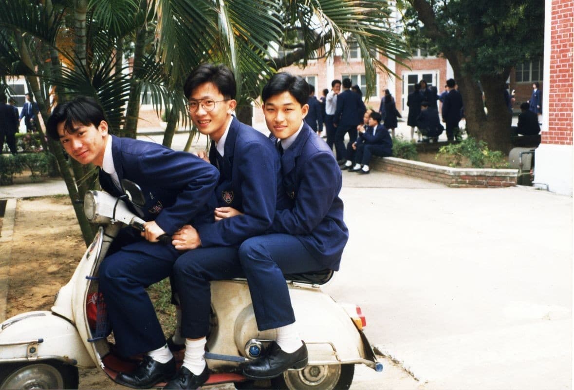 2005年黃信堯以幾位高中同學為主角，交出堪稱他紀錄片生涯里程碑的《唬爛三小》。（翻攝自金馬影展網站）