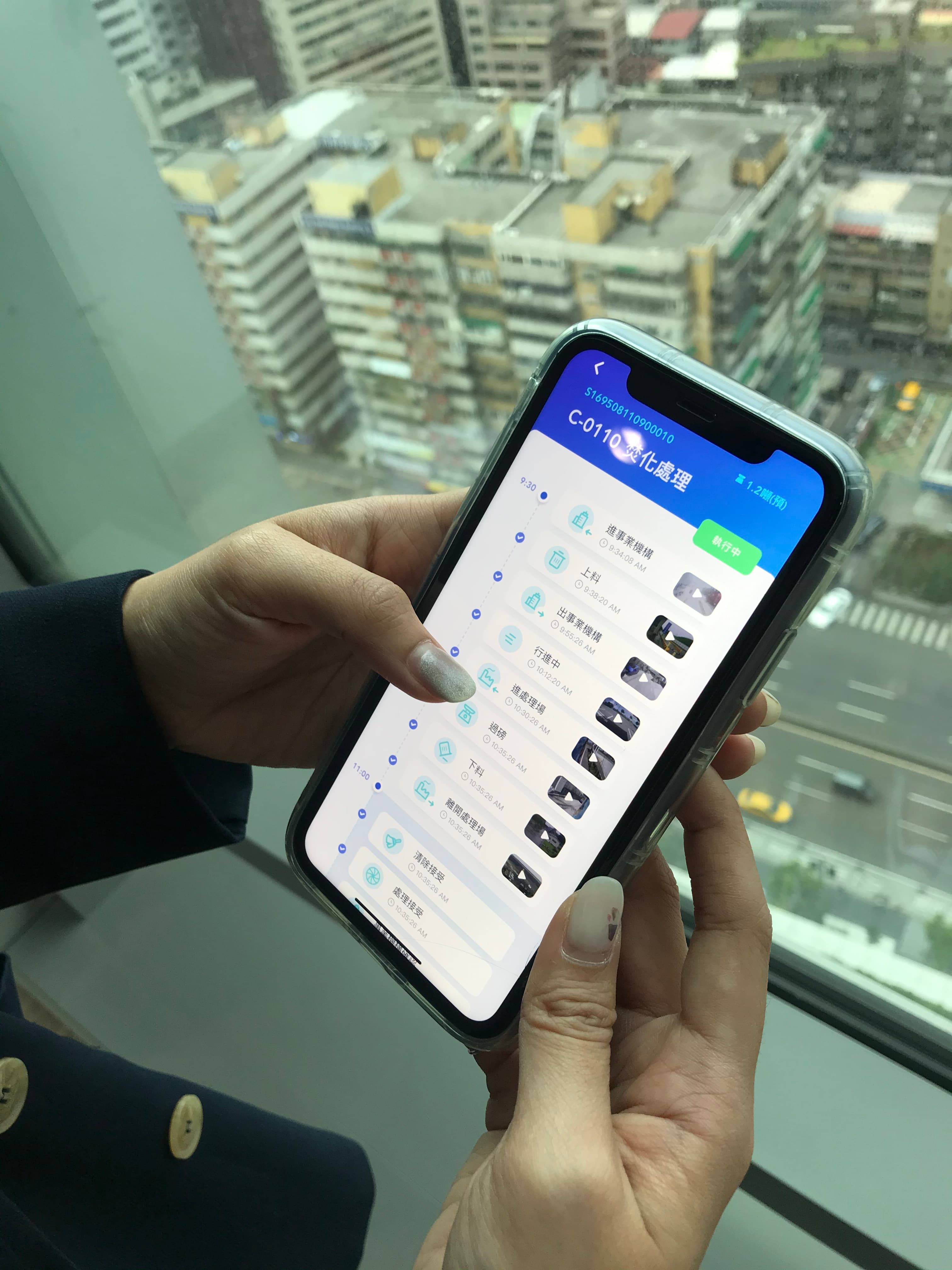 楊永發（左）比喻中衛就像線上音樂串流服務平台Spotify或Uber，結盟了全台3,000多個事業單位與清運業者，一改傳統掩埋方式，讓傳統清運處理業走上科技雲端。