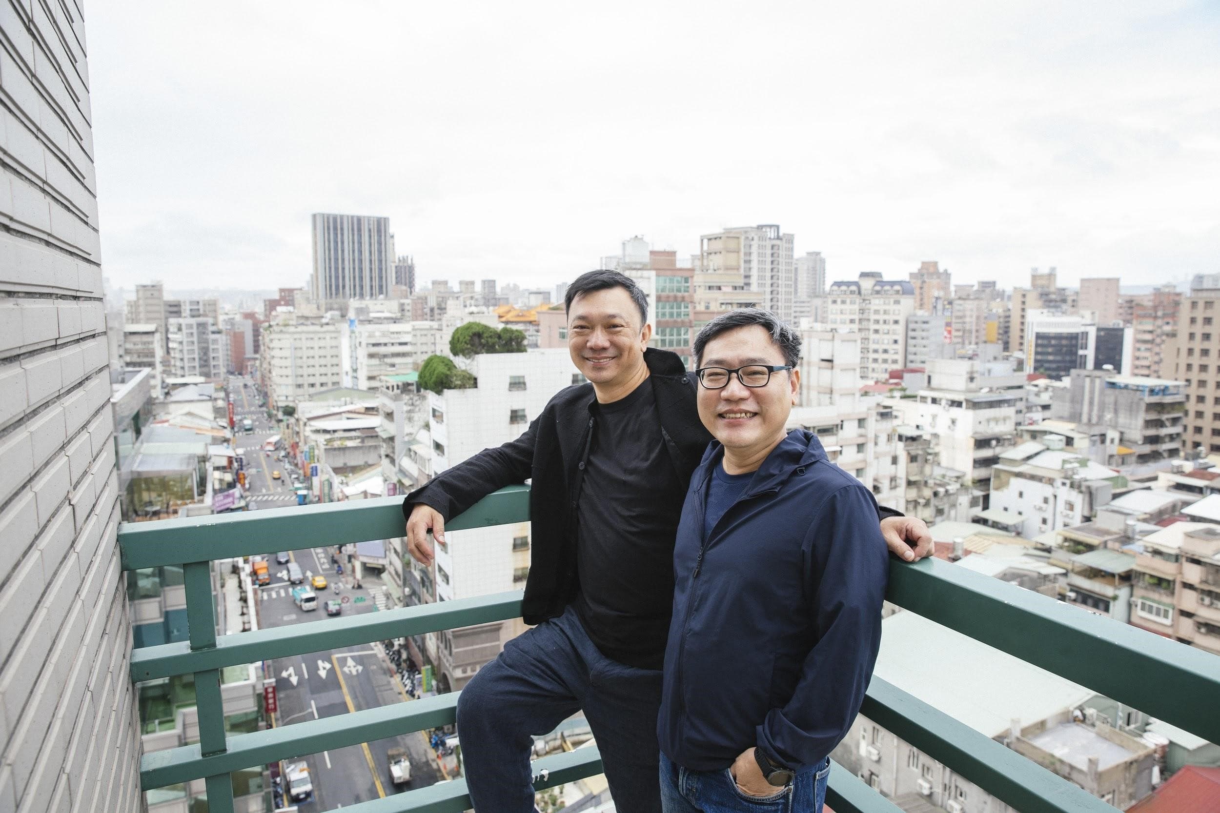 導演黃信堯（左）與剪接師賴秀雄（右）合作《同學麥娜絲》，賴秀雄也在片中掌握情感節奏，呈現老同學哈拉打屁間綿密的友情。