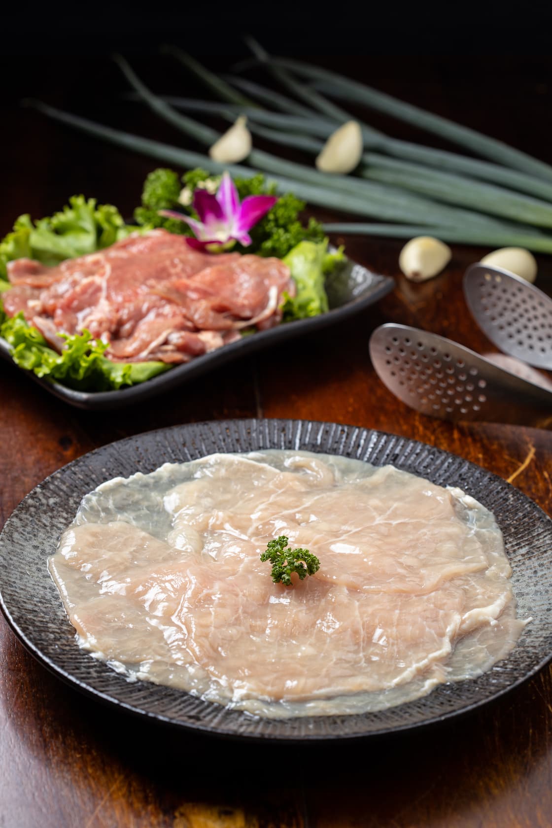 「老嫩肉」（前，320元／份）和「嘶吼牛肉」（後，350元／份），打水處理得當，越煮越好吃，一點都不老。