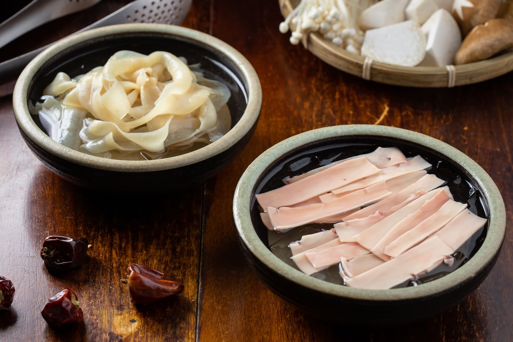 口感脆嫩的「鮮鴨腸」（左）與「功夫豬黃喉」（右）是重慶式麻辣不可或缺的台柱。（皆200元／份）
