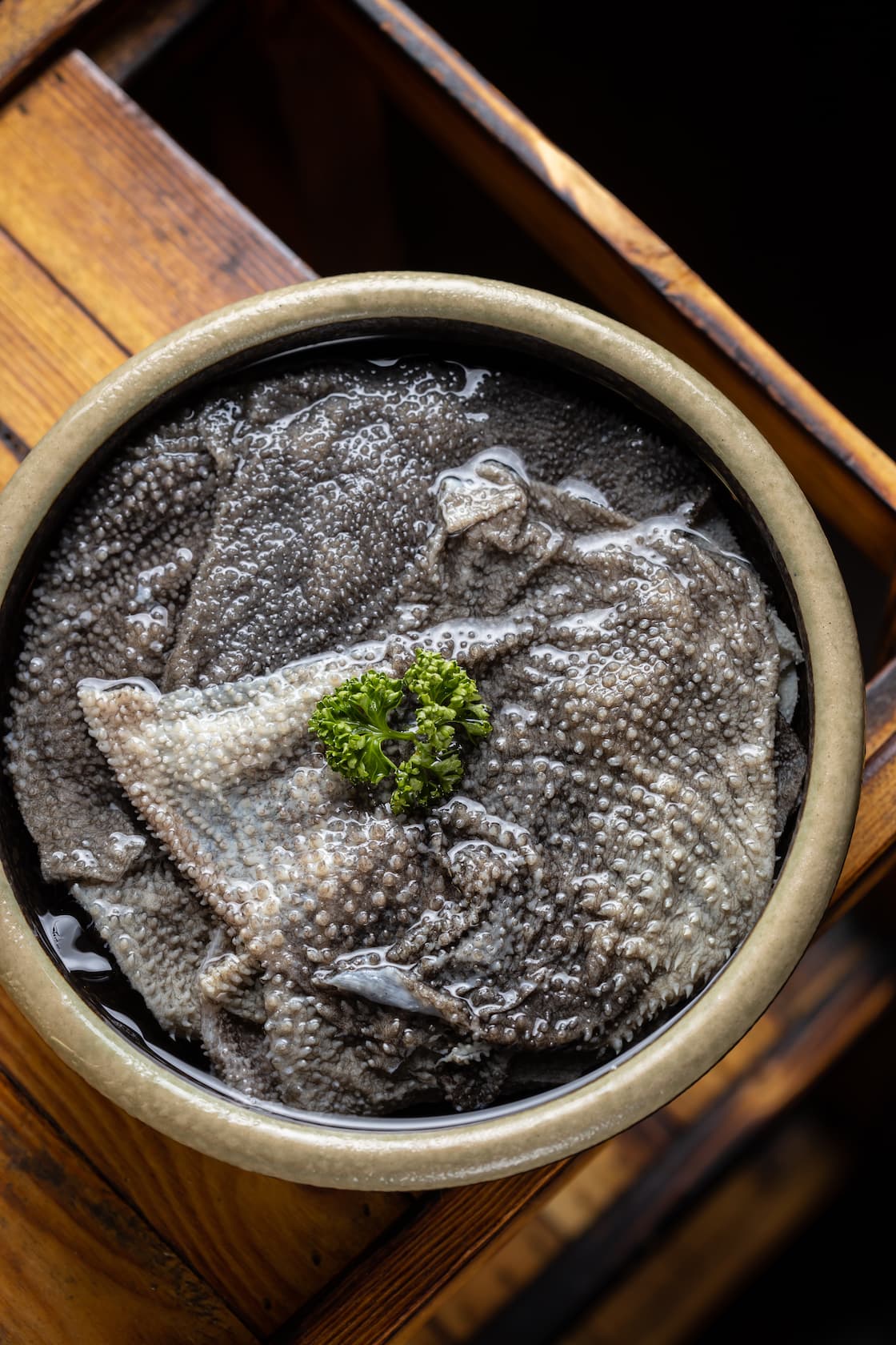 「手撕鮮毛肚」處理得乾淨毫無異味，凹凸外表能巴上更多底料，香辣過癮。