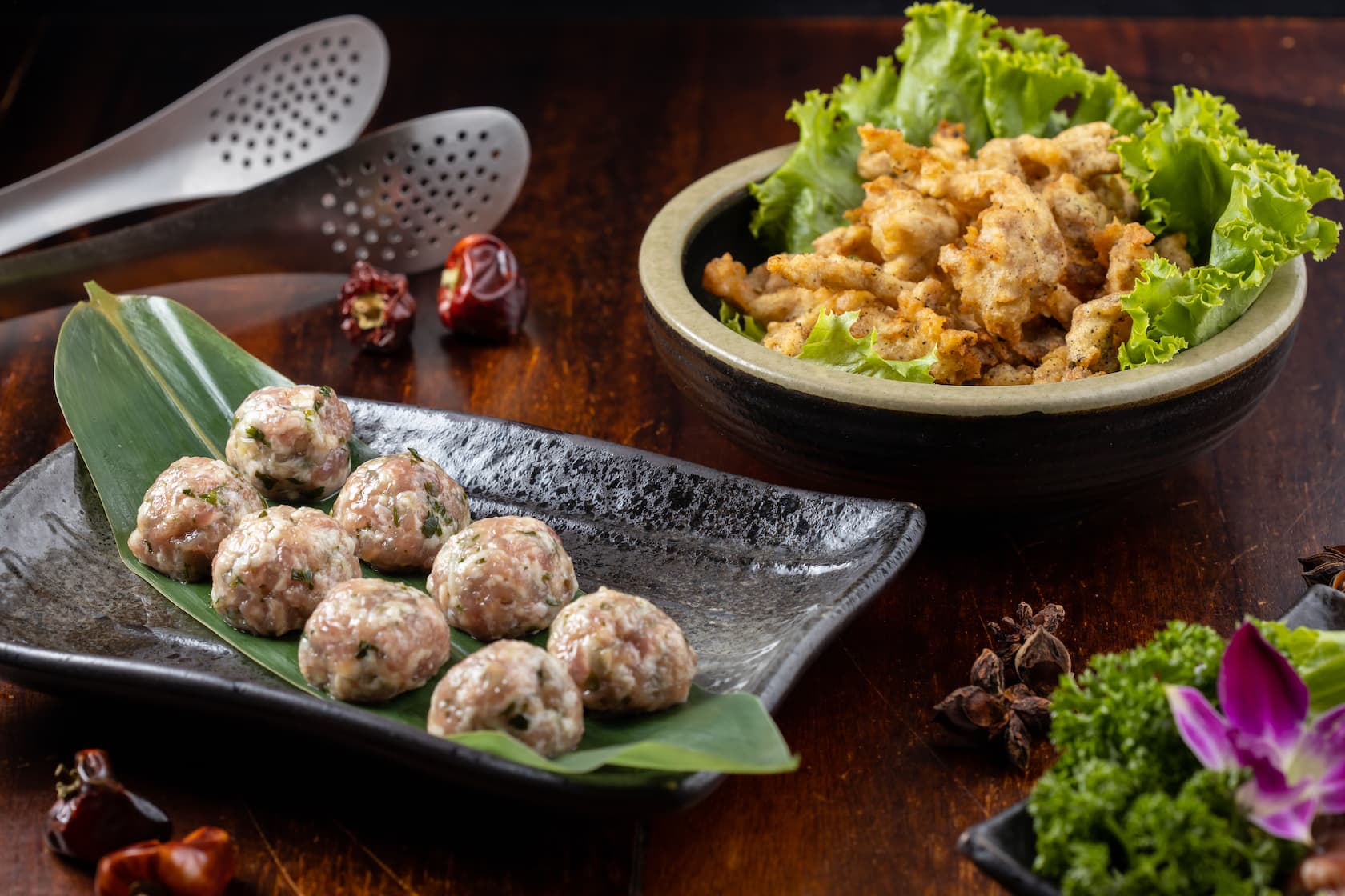 耐煮的「手打香菜圓子」（左，220元／份）能吸納湯頭鮮香；「炸酥肉」（右，150元／份）可直接吃也能丟進鍋裡煮。