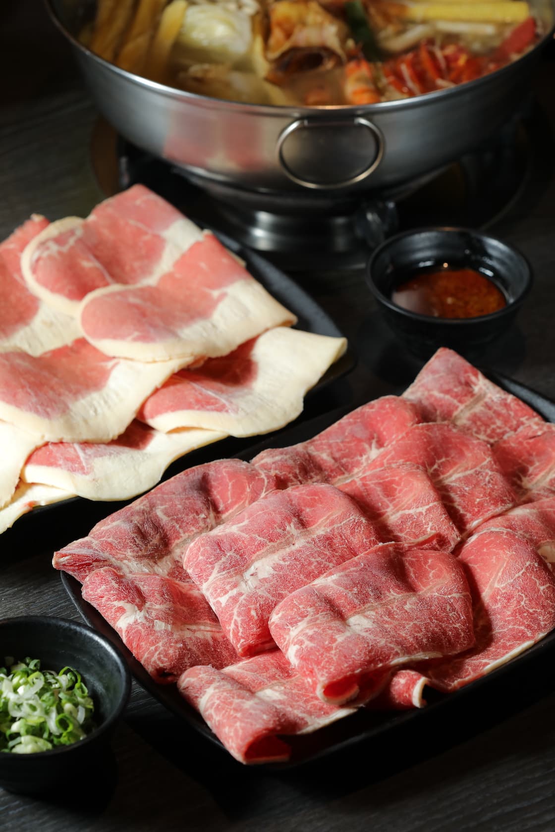 「金門板腱牛」（右，290元／份）肉香飽滿卻無腥騷；來自桃園的「台灣肥牛」（左，260元／份）越嚼越甜。（圖中份量皆為2份）