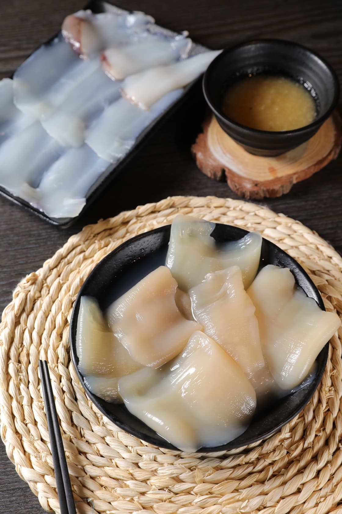 「象拔蚌」（前，160元／份）「軟絲」（後，140元／份）涮後都走脆嫩路線，跟清爽系湯頭很速配。
