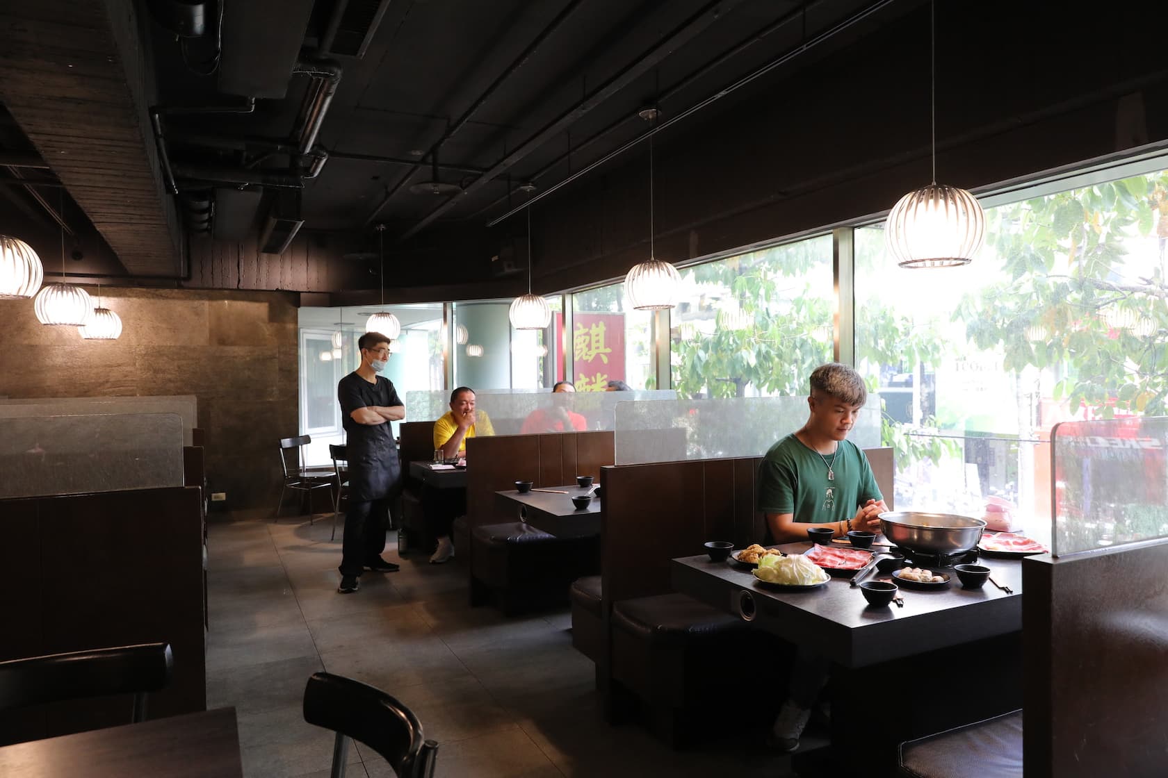 雖是老店，內裝低調乾淨，地板不會油膩膩。