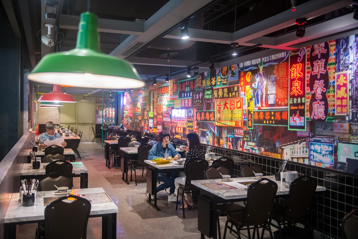 店內牆面以霓虹招牌為主視覺，設計得港味十足。