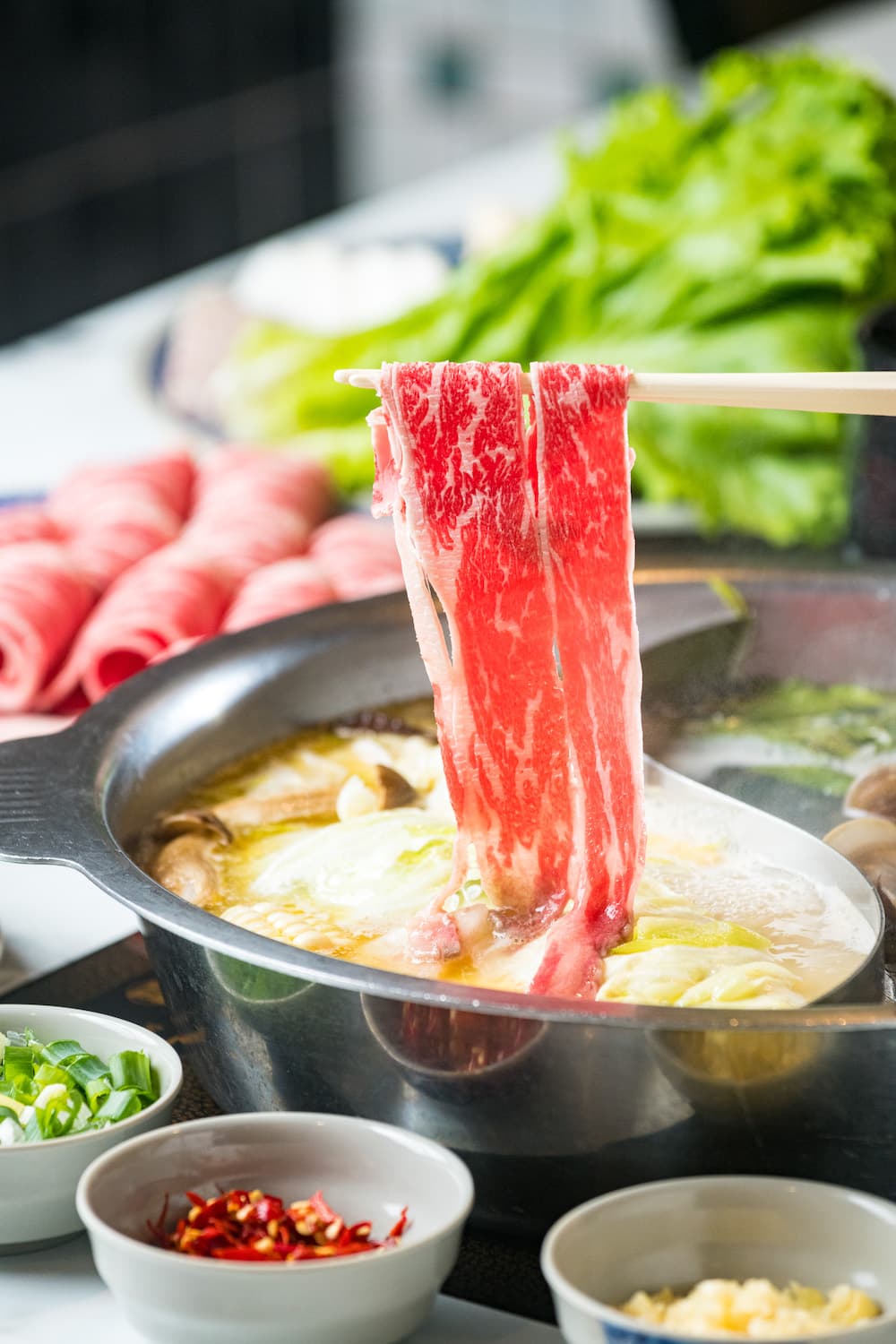 飽含膠質的老火雞湯最適合涮肉類，嚴選Prime級牛小排的「金牌肥牛」（888元／份）和醇香湯底一拍即合。