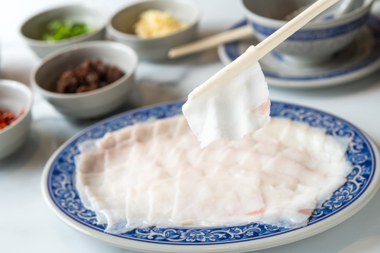 每日限量的「爽脆溫體牛胸肉」薄可透光像水晶，下鍋輕涮即起，最能嘗到嫩中帶甜的口感。（488元／份）