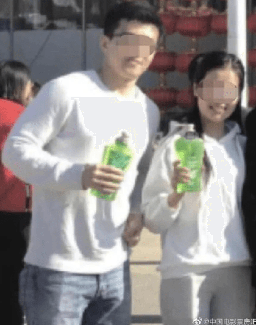 清純教師驚爆偷吃醜聞，丈夫無法相信可愛的妻子會是這種人。（翻攝自微博）