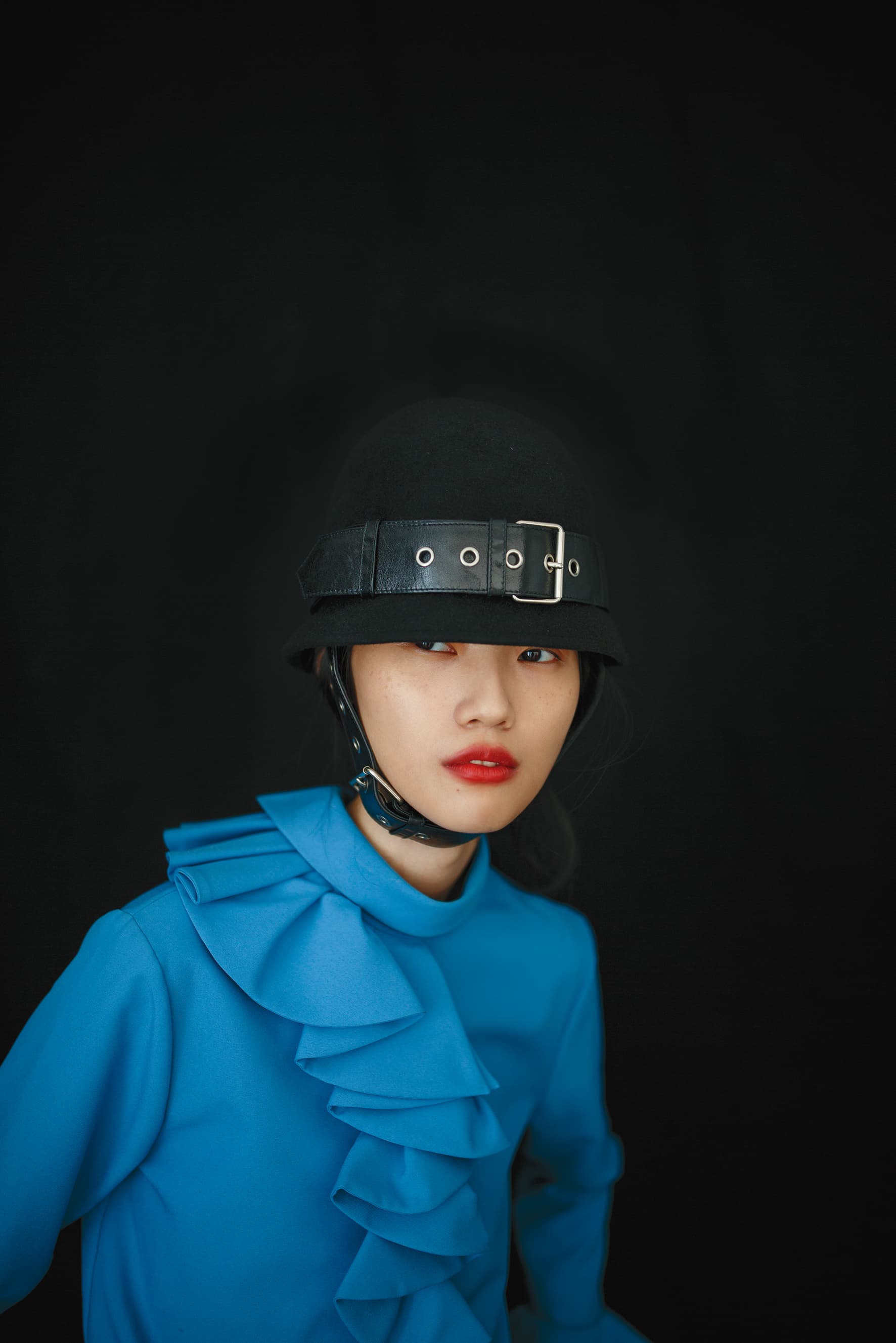 黑色繫帶馬術帽 NT$26,700、藍色荷葉邊上衣 NT$31,000 by GUCCI。