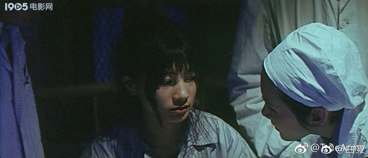 白靈1988年拍的電影《弧光》，她在片中飾演一位擁有超高智商女孩，卻被認為有精神病，把她送進了精神病院，當時的白靈看來相當清秀。（翻攝自白靈微博）