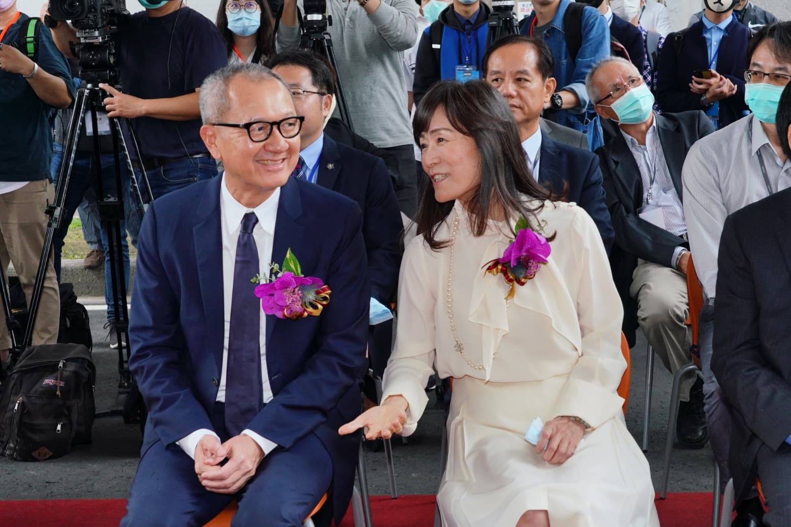 成大校友國巨集團董事長陳泰銘與成大校長蘇慧貞，一同出席國巨與成大共同研發中心揭牌儀式。