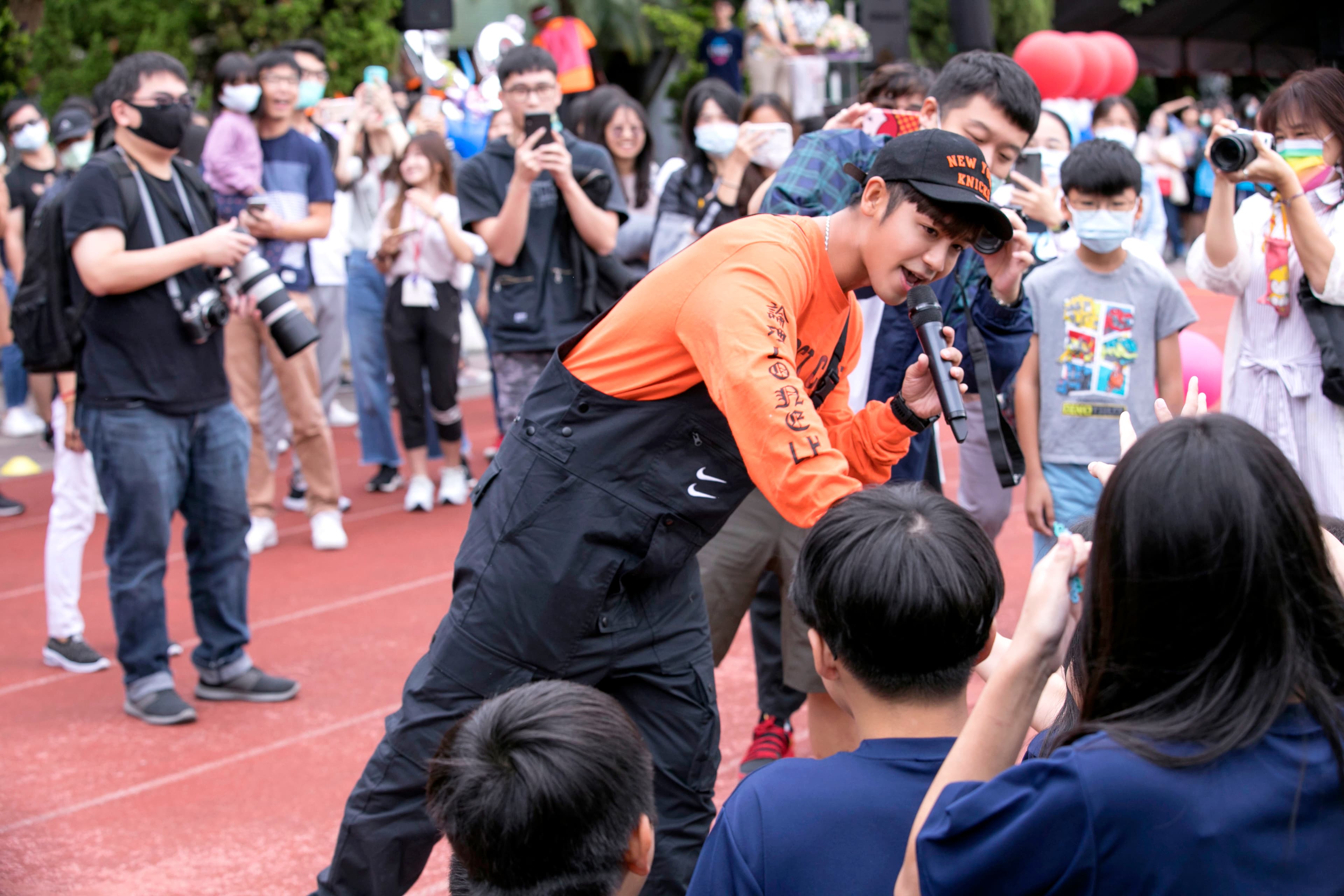 日前鼓鼓回到母校仁愛國中表演，受到同學熱烈歡迎。（相信音樂提供）