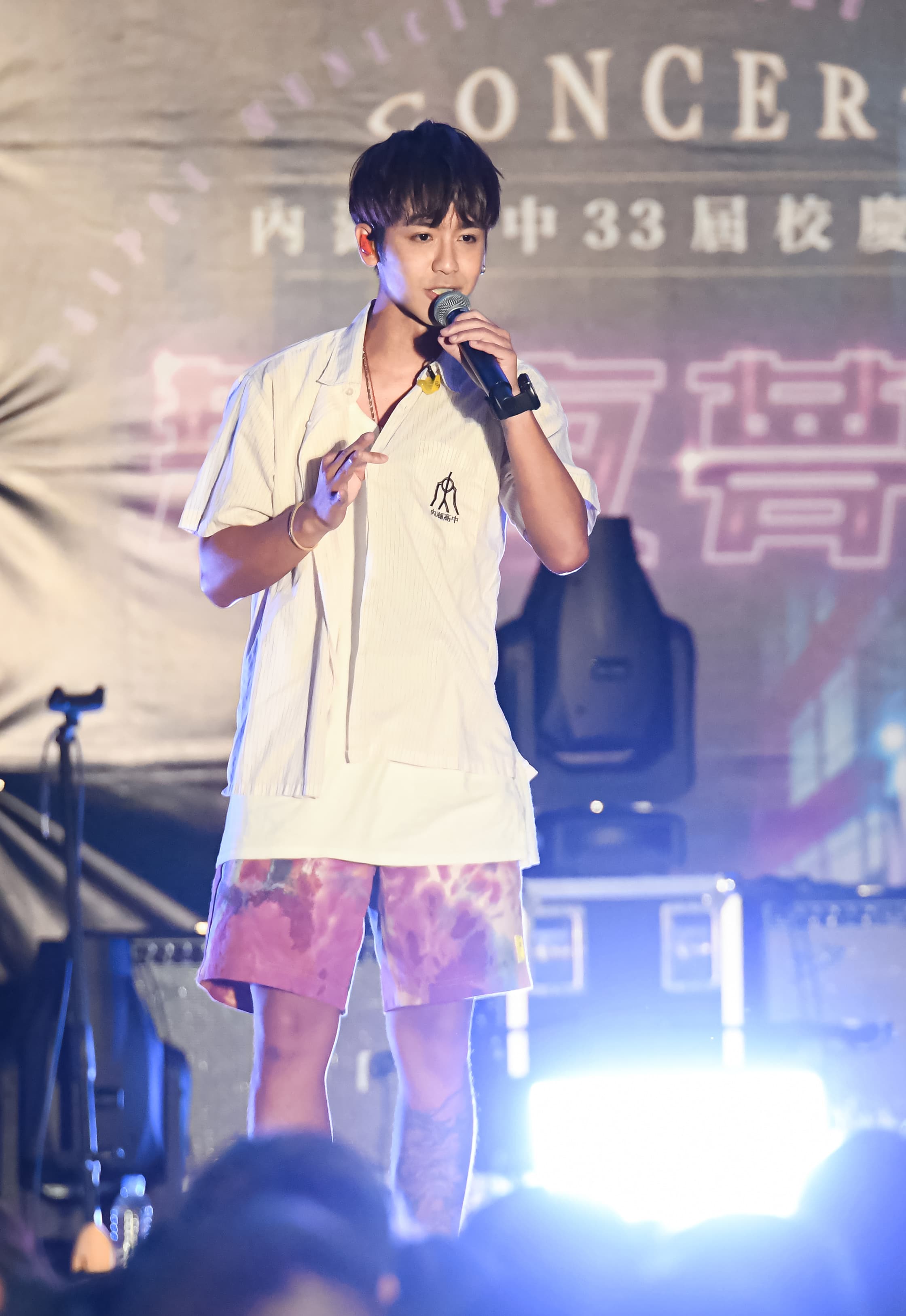 鼓鼓日前也二度回母校內湖高中演出，更穿上學校制服演唱多首歌曲。（相信音樂提供）