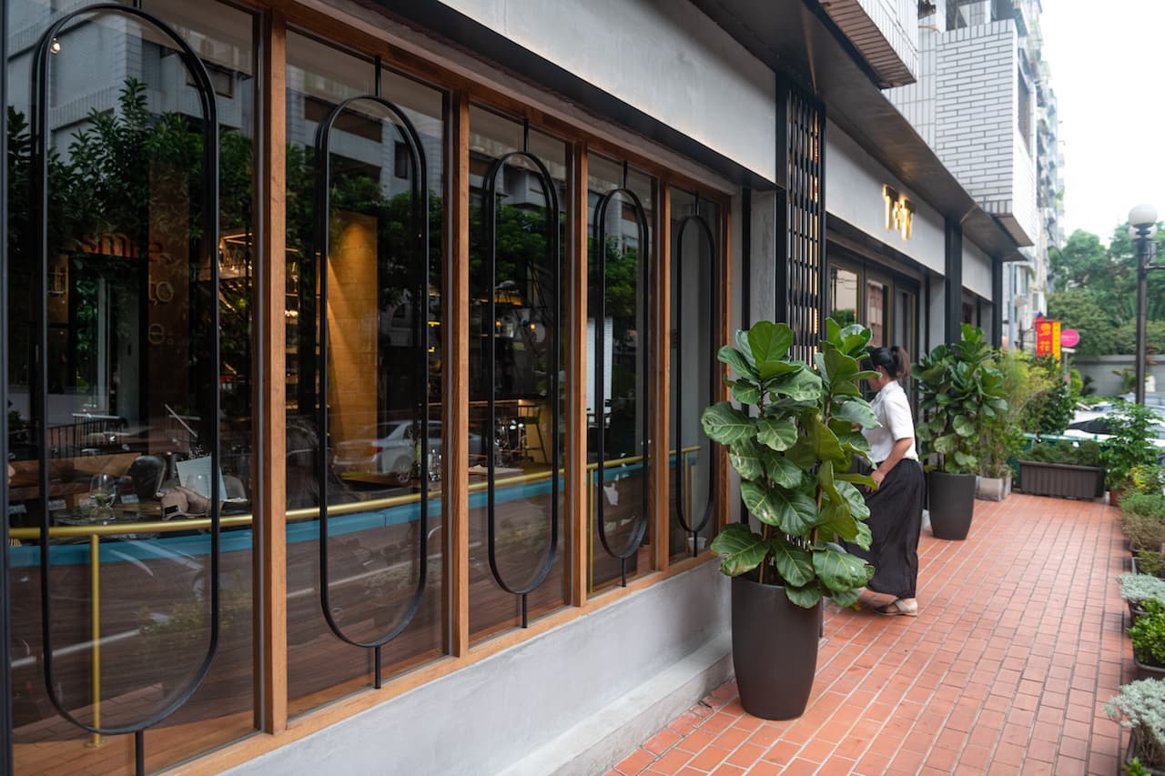 餐酒搭配活潑自如的「T+T」，照顧客人用餐細節，讓人留下美好用餐經驗。
