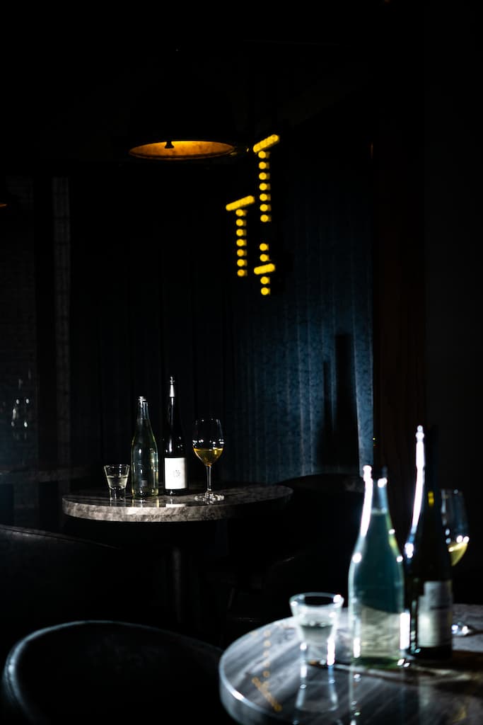 「T+T」的Wine Pairing（餐酒搭）組合有4杯及7杯的選擇，選酒組合活潑，可能會喝到法國、義大利、西班牙、德國、紐西蘭等地葡萄酒或是日本清酒、義大利渣釀白蘭地等聯合國式的組軍，時常有意外驚喜。