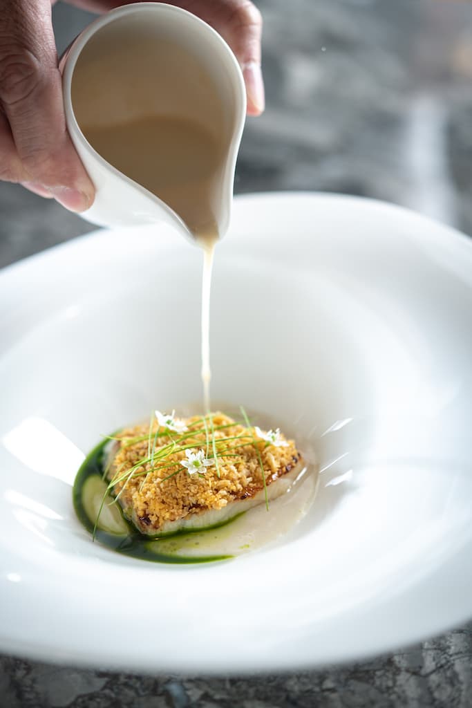 靈感來自豆酥鱈魚的「豆漿 豆酥 味噌」，加了純豆漿熬製的魚骨湯，魚肉口感鮮美細緻。（1,850元套餐菜色）
