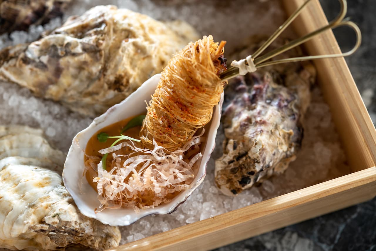 生蠔外裹阿拉伯麵線酥炸的「生蠔」，打造西洋版蚵仔麵線。（1,850元套餐菜色）