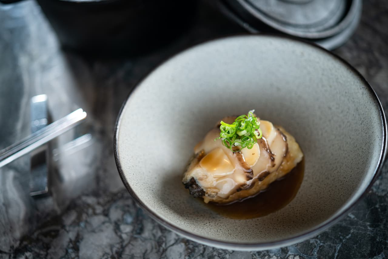 「鮑魚 人蔘 竹地雞」用雞湯蒸煮雞肉糯米飯，再以荷葉包裹，帶有濃郁荷香。（1,850元套餐菜色）