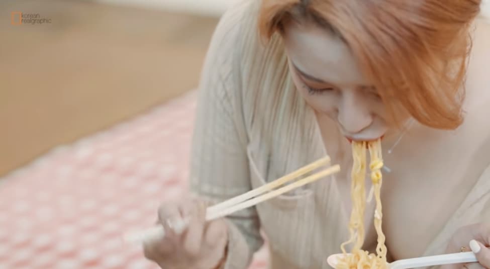 正妹「煮一碗泡麵」影片吸45萬人次觀看。（翻攝自Realgraphic YouTube）