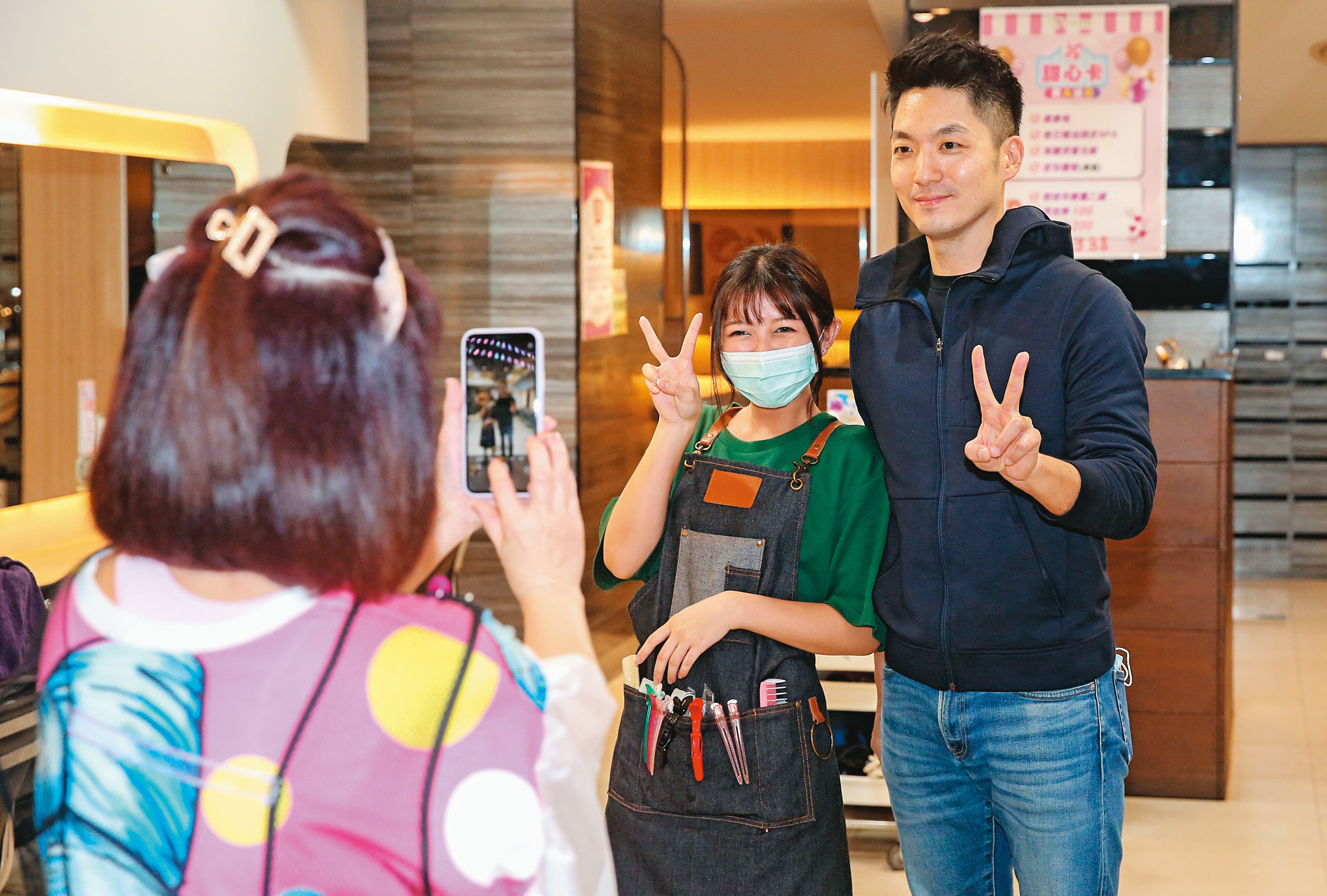 蔣萬安（右）13日前往板橋力挺牛肉麵店家，現場民眾爭相與他合影。