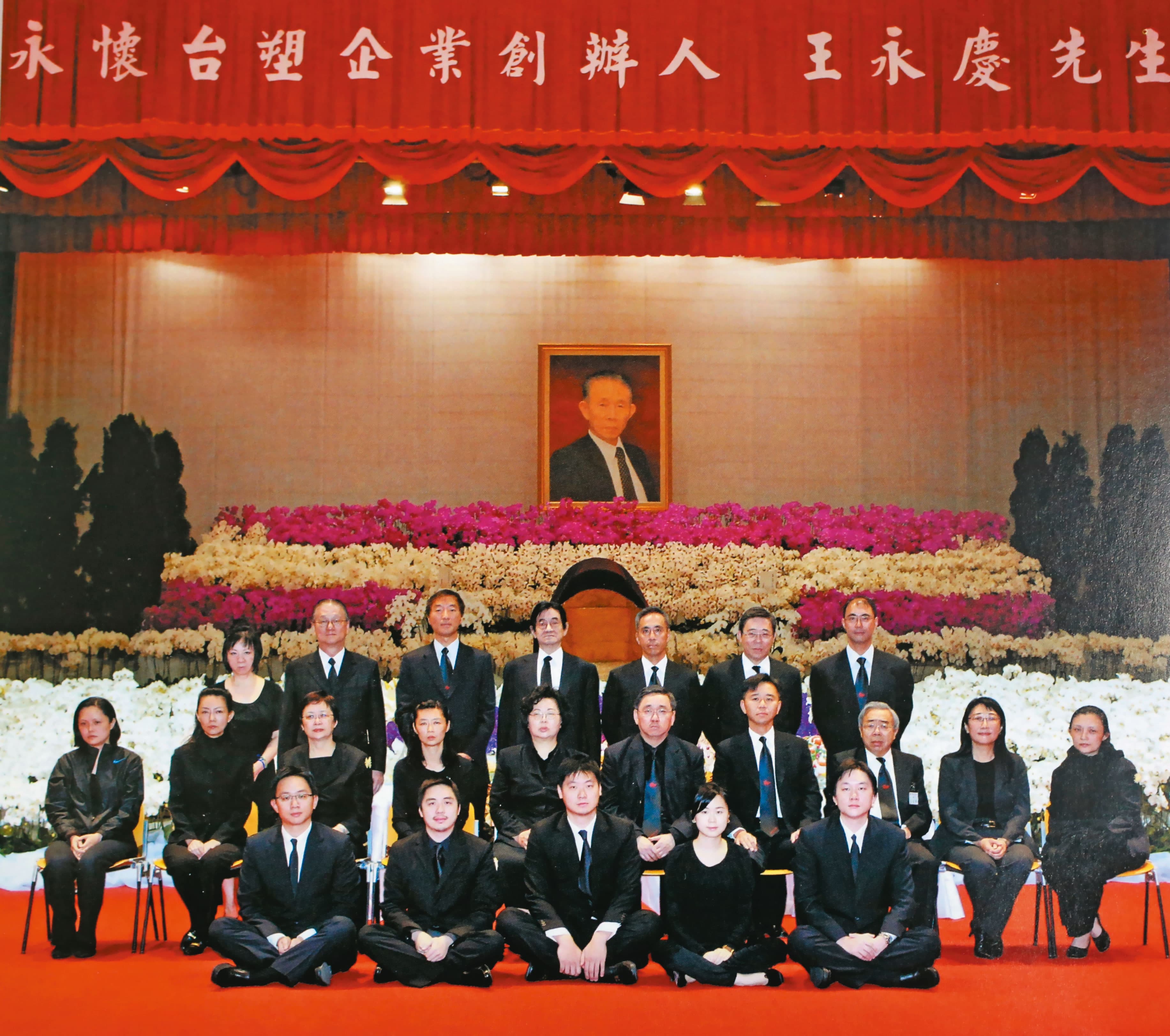 王永慶2008年過世時，子女親屬難得在靈堂齊聚緬懷，但爭產官司至今未停。（台塑提供）