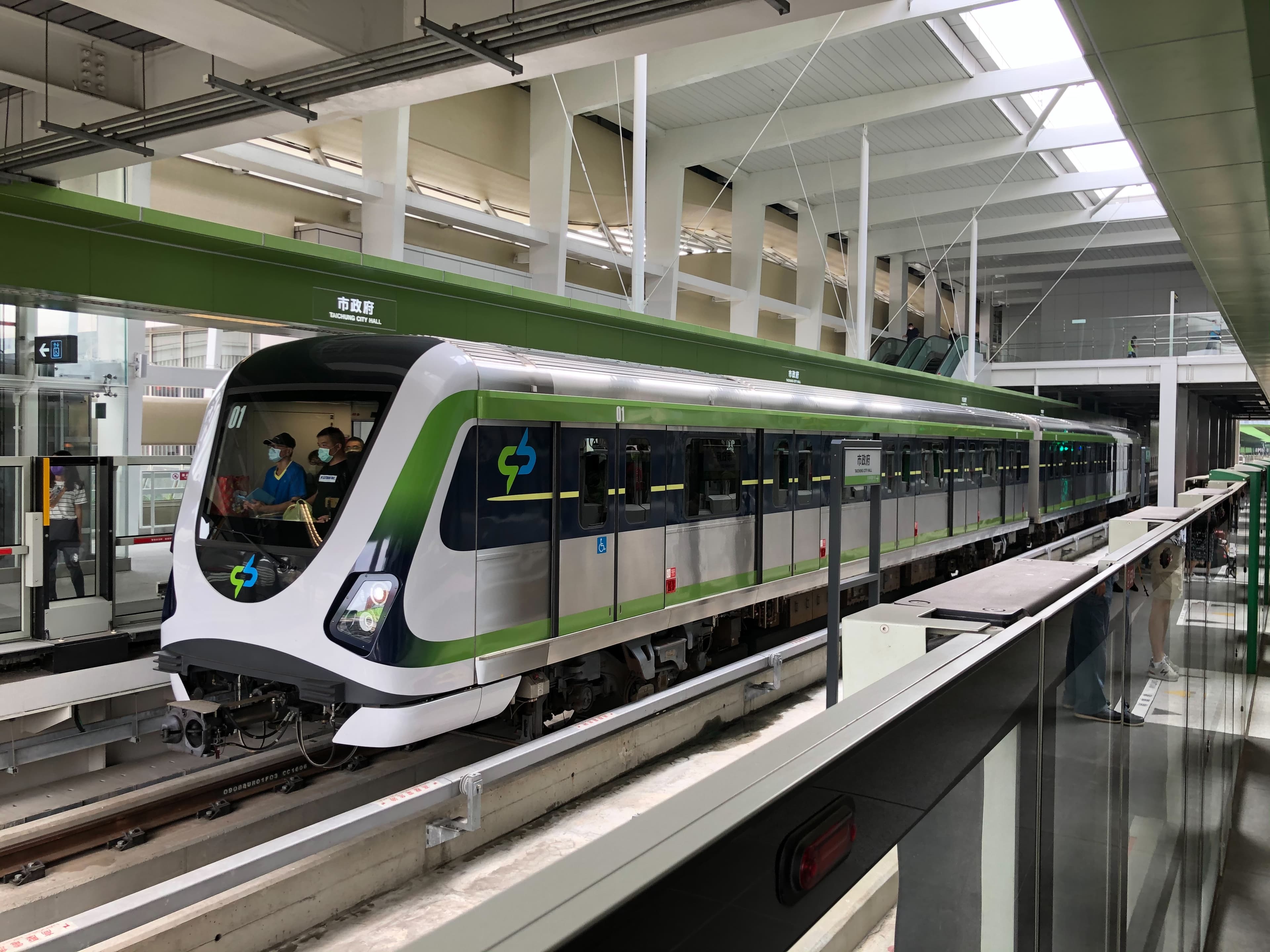 台中捷運試營運首日便吸引不少民眾朝聖，首日運量就破7萬人次。